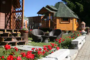 Campeggio Dalai Lama - Chalet mit Veranda im Grünen auf dem Campingplatz