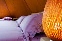 Campeggio Dalai Lama - Detail des Bettes im Chalet Schlafzimmer auf dem Campingplatz