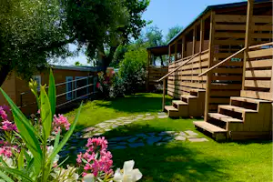 Campeggio della Colombaia - Mobilheim mit Veranda auf dem Campingplatz