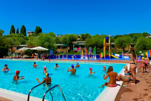 Campeggio della Colombaia - Gäste am Pool auf dem Campingplatz