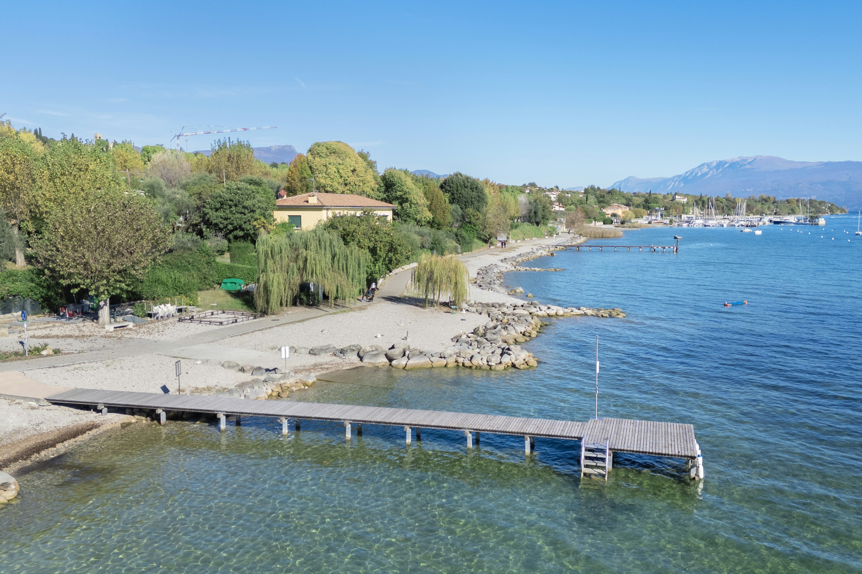 Baia Holiday Gardasee  Campeggio Delle Rose - Blick auf die Küste am Campingplatz