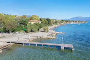 Baia Holiday Gardasee Campeggio Delle Rose - Blick auf die Küste am Campingplatz