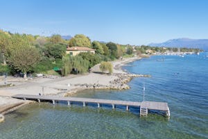 Baia Holiday Gardasee Campeggio Delle Rose - Blick auf die Küste am Campingplatz