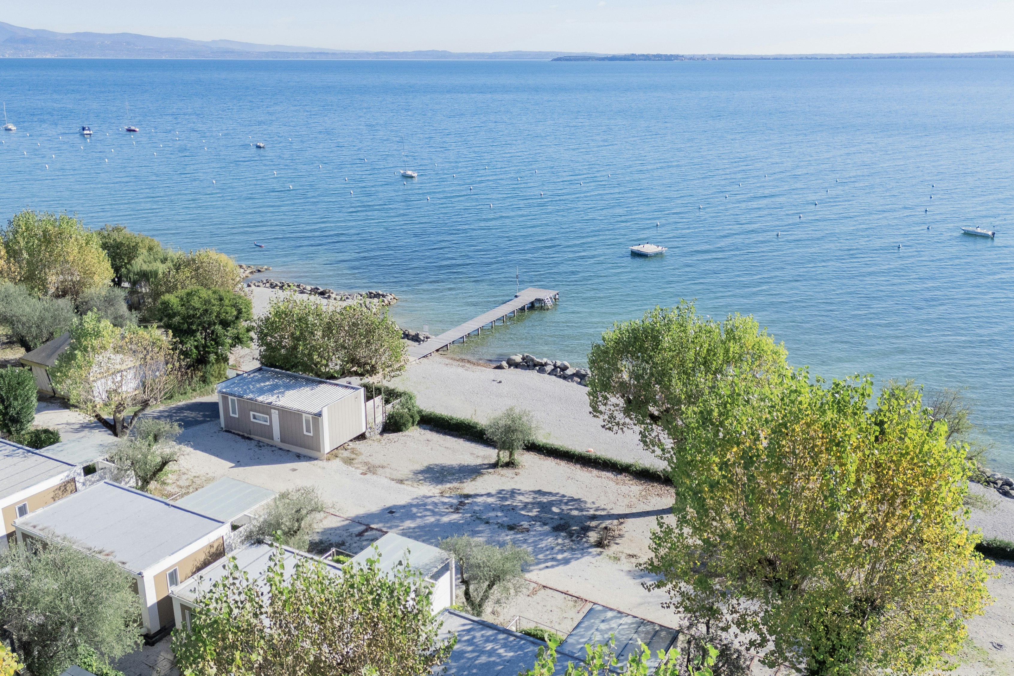 Baia Holiday Gardasee  Campeggio Delle Rose - Blick auf die Mobilheime am Ufer des Sees