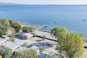 Baia Holiday Gardasee Campeggio Delle Rose - Blick auf die Mobilheime am Ufer des Sees