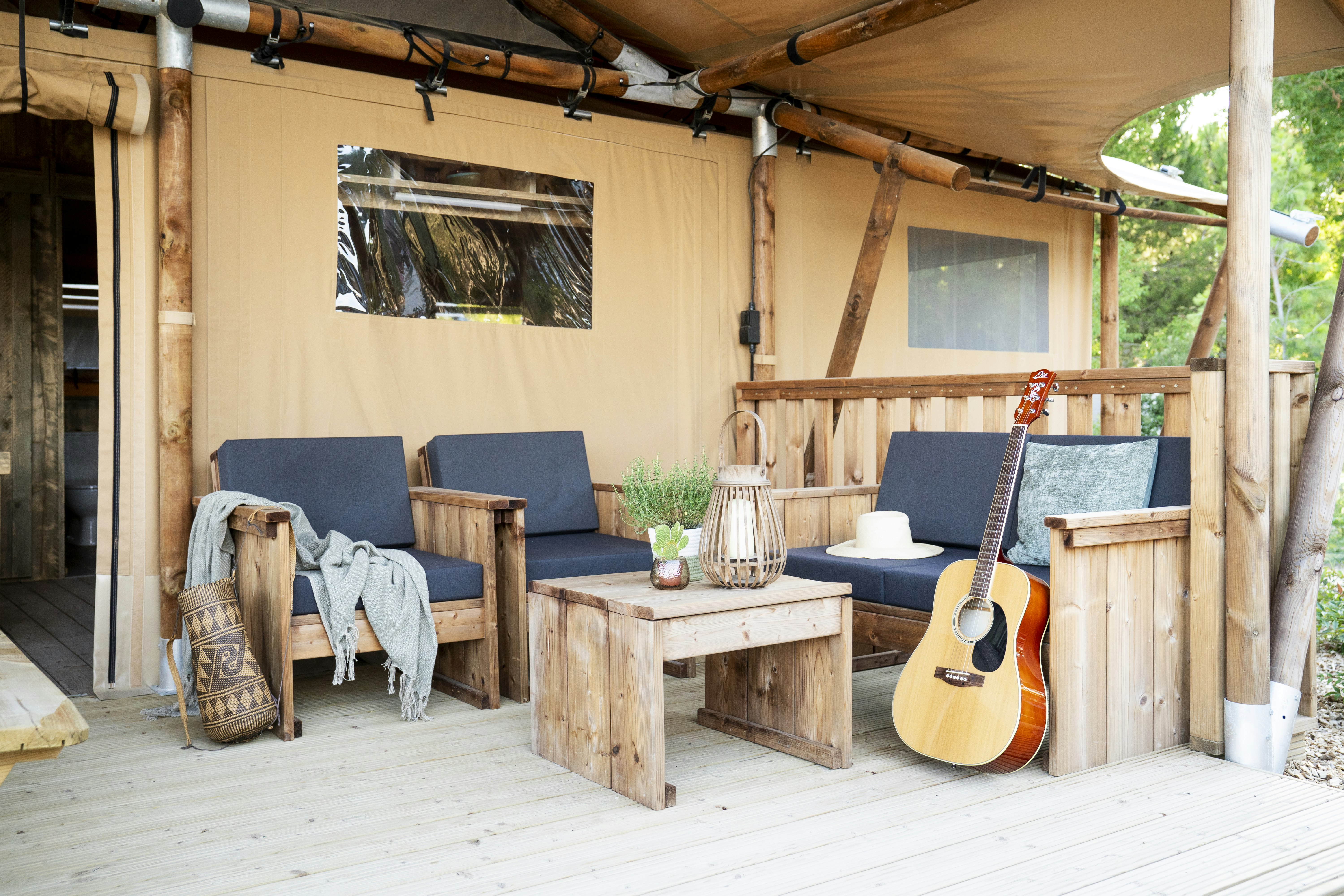 Punta Falconera Camping & Village  Campeggio Falconera - Blick auf die Terrasse eines Glamping-Zeltes