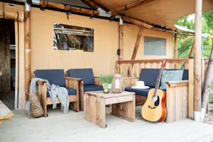 Punta Falconera Camping & Village Campeggio Falconera - Blick auf die Terrasse eines Glamping-Zeltes