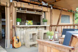 Punta Falconera Camping & Village Campeggio Falconera - Blick auf die Terrasse eines Glamping-Zeltes