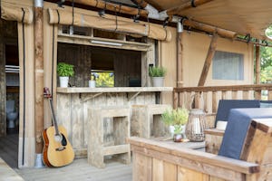 Punta Falconera Camping & Village Campeggio Falconera - Blick auf die Terrasse eines Glamping-Zeltes