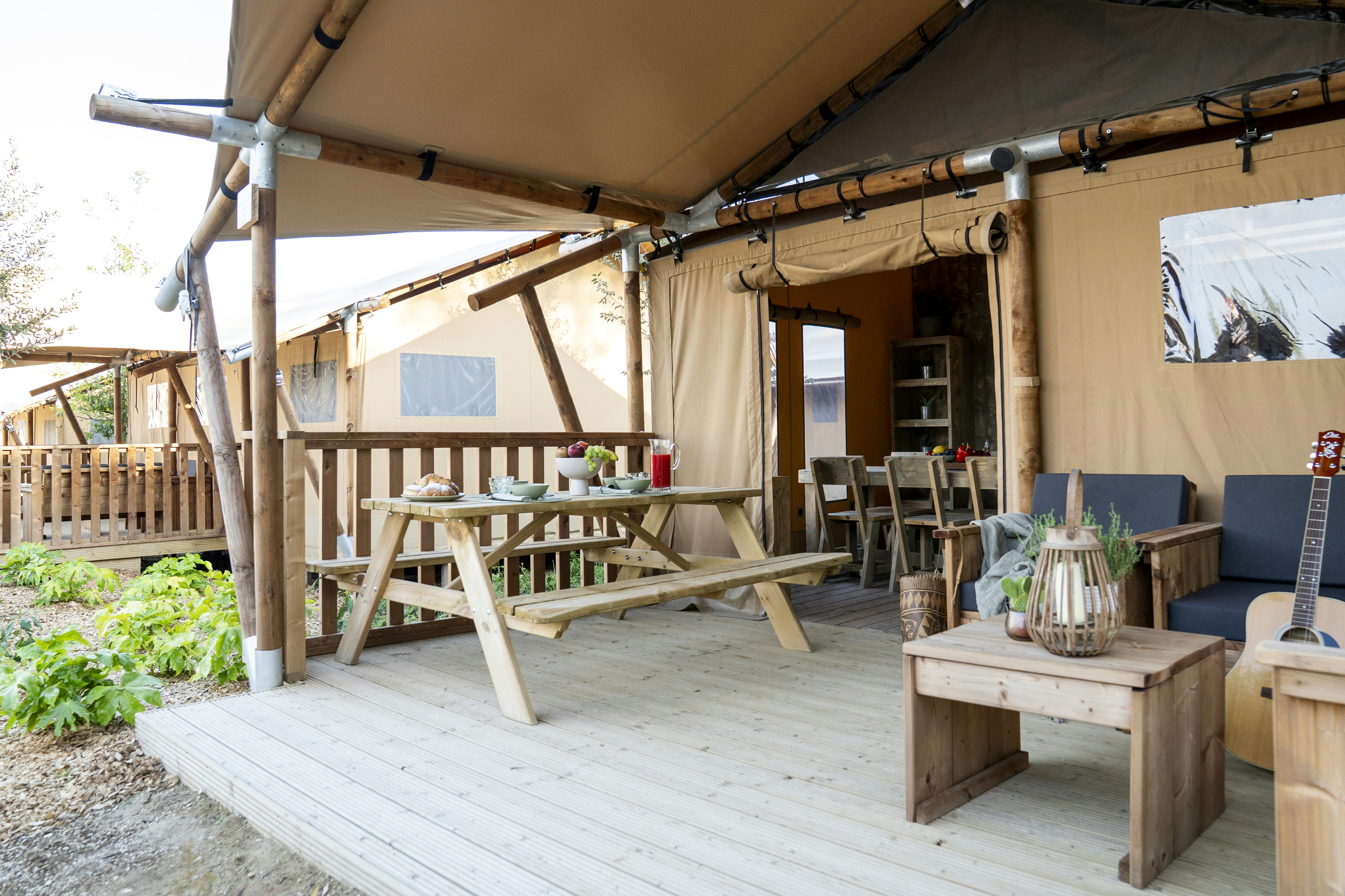 Punta Falconera Camping & Village  Campeggio Falconera - Glamping-Zelt mit Terrasse auf dem Campingplatz