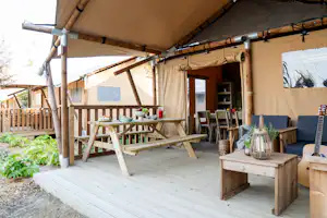 Punta Falconera Camping & Village Campeggio Falconera - Glamping-Zelt mit Terrasse auf dem Campingplatz