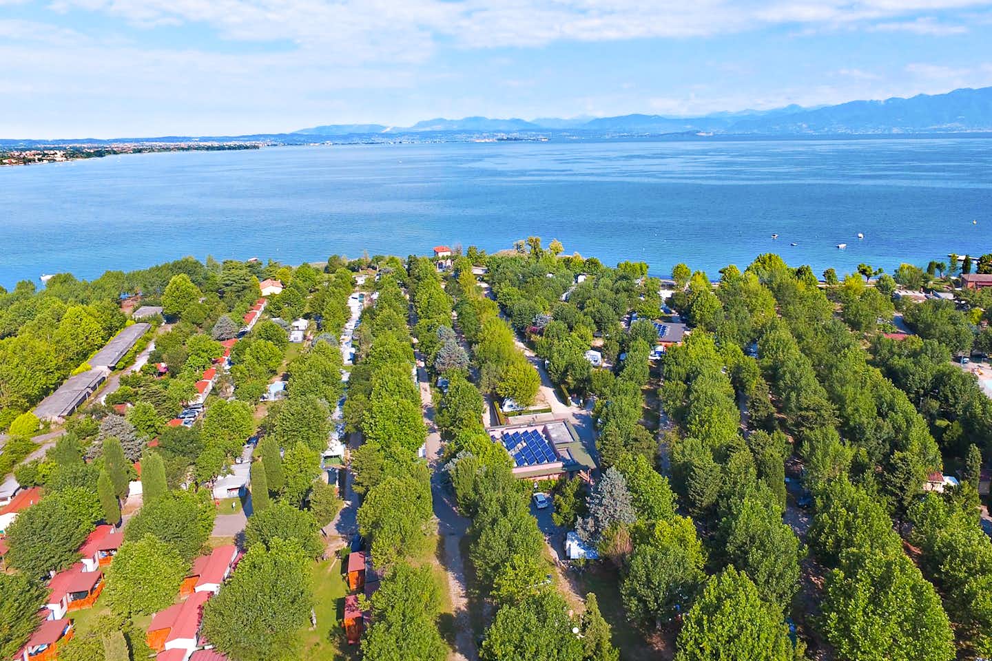 Baia Holiday Gasparina  - Luftaufnahme des Campingplatzes mit Meer im Hintergrund