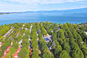 Baia Holiday Gasparina - Luftaufnahme des Campingplatzes mit Meer im Hintergrund