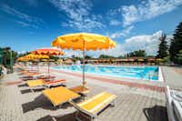 Baia Holiday Gasparina  - Pool im Freien mit Liegestühlen und Sonnenschirmen