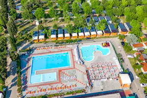 Campeggio Gasparina - Luftaufnahme des Freibades auf dem Campingplatz