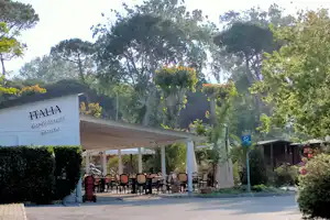 Campeggio Italia - Blick auf das Restaurant und dessen Sitzplätze auf der überdachten Terrasse