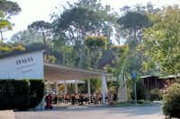 Campeggio Italia - Blick auf das Restaurant und dessen Sitzplätze auf der überdachten Terrasse