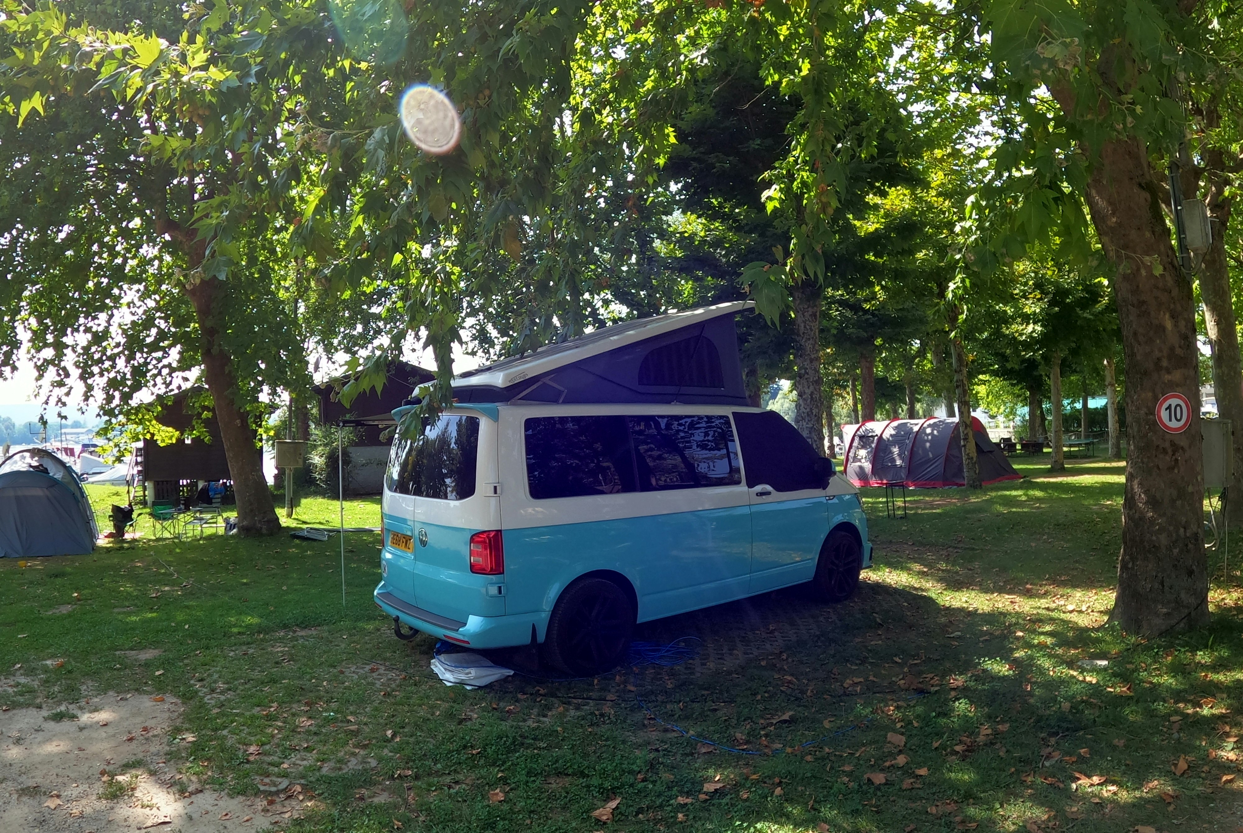 Lido di Sesto  Campeggio La Sfinge - Standplätze zwischen den Bäumen auf dem Campingplatz