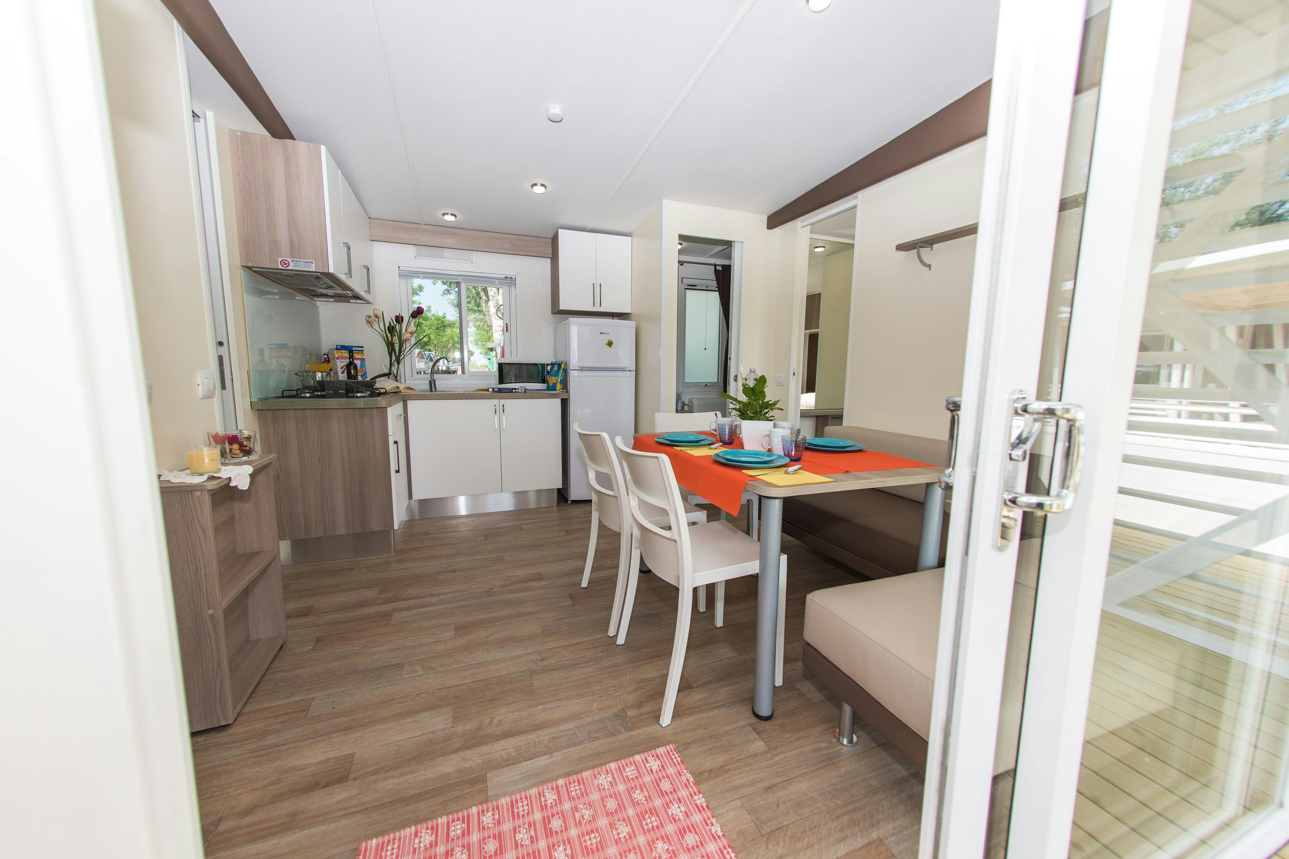 Campeggio Paradiso  - Innenansicht eines Mobilheims mit Küche