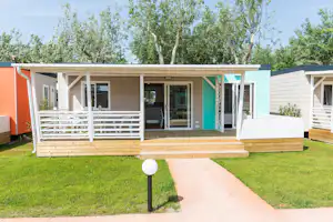 Campeggio Paradiso - Mobilheim mit Terrasse auf dem Campingplatz
