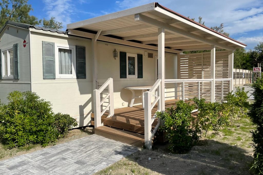 Campeggio Paradiso  - Mobilheim mit Terrasse auf dem Campingplatz
