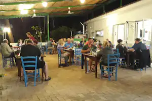 Campeggio Villaggio dei Pini - Restaurant vom Campingplatz am Abend