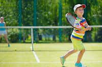 Campeggio Villaggio dei Pini - Kind spielt Tennis auf dem Tennisplatz des Campingplatzes