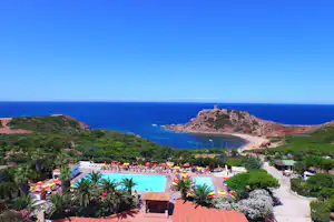 Campeggio Villaggio Torre del Porticciolo - Luftaufnahme auf den Poolbereich des Campingplatzes mit Blick auf das Mittelmeer im Hintergrund