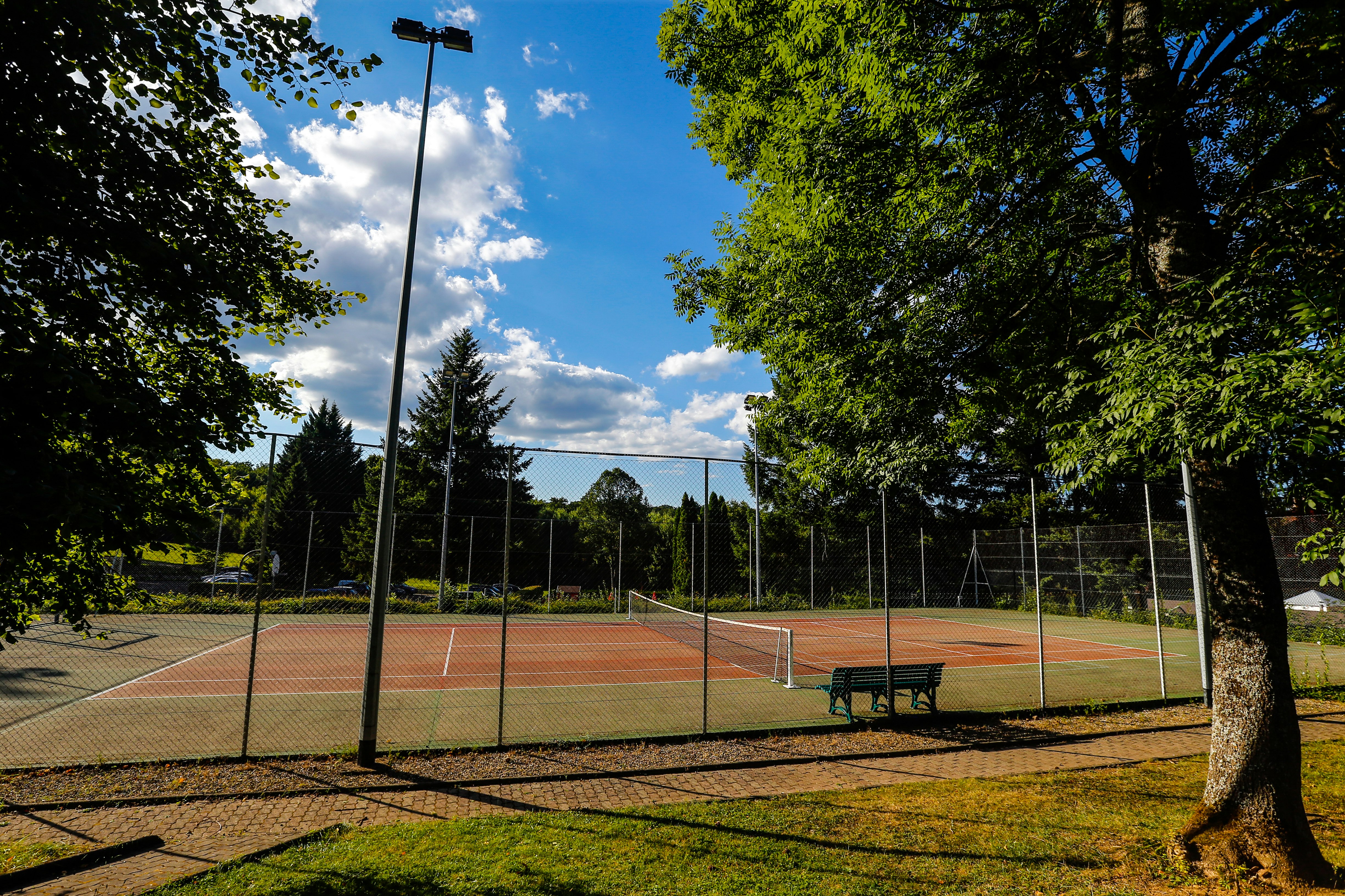 Campéole La Forêt - Tennisplatz auf dem Campingplatz