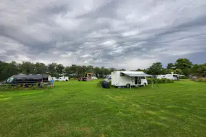 Camper & Chalets Hoeve Twente - Standplatzwiese auf dem Campingplatz