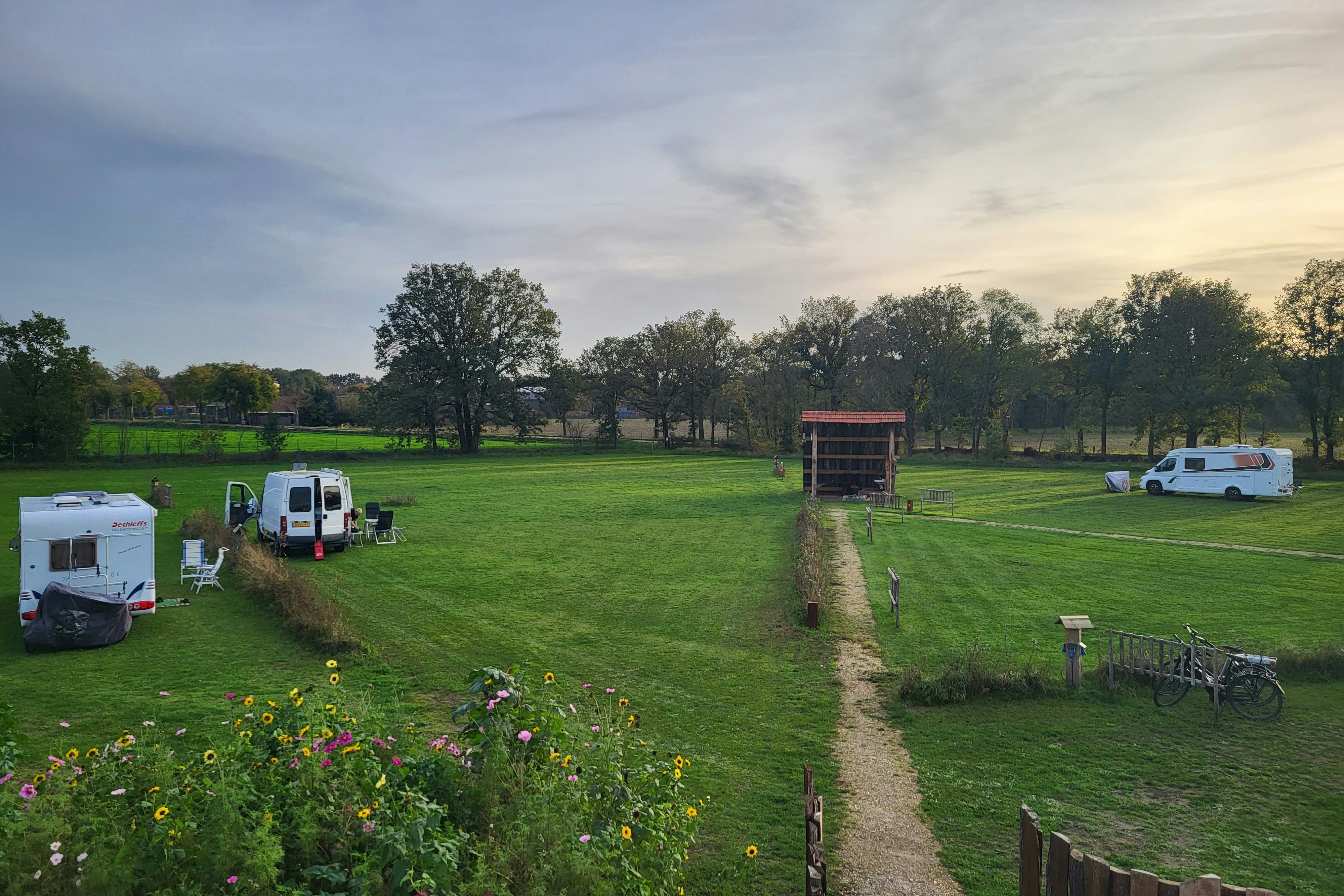 Camper & Chalets Hoeve Twente - Wohnmobil- und Wohnwagenstandplätze auf der Wiese