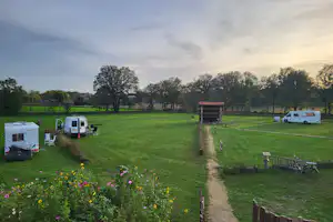 Camper & Chalets Hoeve Twente - Wohnmobil- und Wohnwagenstandplätze auf der Wiese