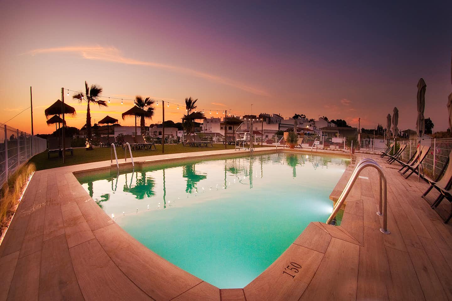 Camper Park Playas de Luz - Blick auf den Pool im Freien bei Sonnenuntergang
