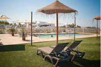 Camper Park Playas de Luz - Pool im Freien mit Liegestühlen und Sonnenschirmen