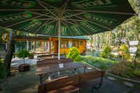 Camper Park Przy Wydmach - Imbiss auf dem Platzgelände mit Sitzmöglichkeiten im Freien und Sonnenschirm