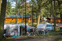 Camper Park Przy Wydmach - Stellplatz im Grünen mit Gebäuden des Campingplatzes im Hintergrund