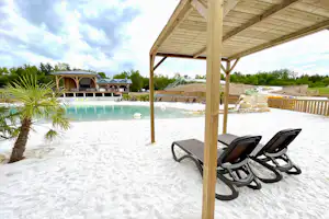 Campilô - Pool mit Sand und Sonnenliegen