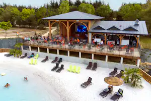 Campilô - Restaurant und Pool auf dem Campingplatz