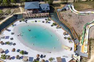 Campilô -Naturpool mit Wasserrutsche und Restaurant aus der Vogelperspektive