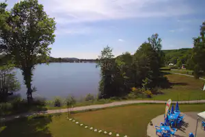 Campin des Ballastières - Blick auf den See, an dem der Campingplatz liegt