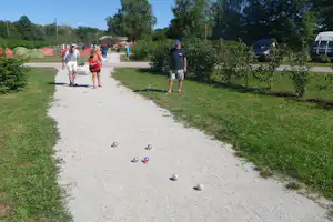 Campin des Ballastières - Boulespieler auf einem Weg des Campingplatzes
