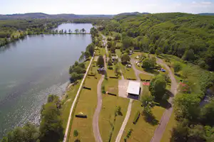 Campin des Ballastières - Vogelperspektive auf den Campingplatz mit Blick auf die Seen an denen der Campingplatz liegt