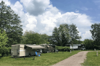 Campin des Ballastières - Wohnwagen- und Zeltstellplatz mit Wohnwagen an der Strasse des Campingplatzes