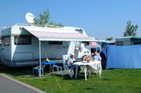 Camping 17 Duinzicht  - Camper auf dem Wohnwagenstellplatz und Wohnmobilstellplatz vom Campingplatz in der Sonne