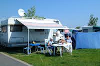 Camping 17 Duinzicht  - Camper auf dem Wohnwagenstellplatz und Wohnmobilstellplatz vom Campingplatz in der Sonne