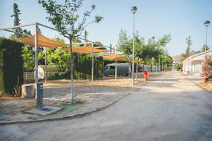 HolaCamp Mequinenza Camping 3 Estrellas Mequinenza - Blick auf den Campingbereich