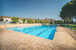 HolaCamp Mequinenza Camping 3 Estrellas Mequinenza - Blick auf den Pool im Freien