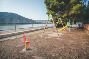 HolaCamp Mequinenza Camping 3 Estrellas Mequinenza - Kinderspielplatz des Campingplatzes