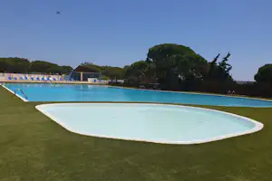 Camping 3 Estrellas - Pool vom Campingplatz mit Liegestühlen in der Sonne
