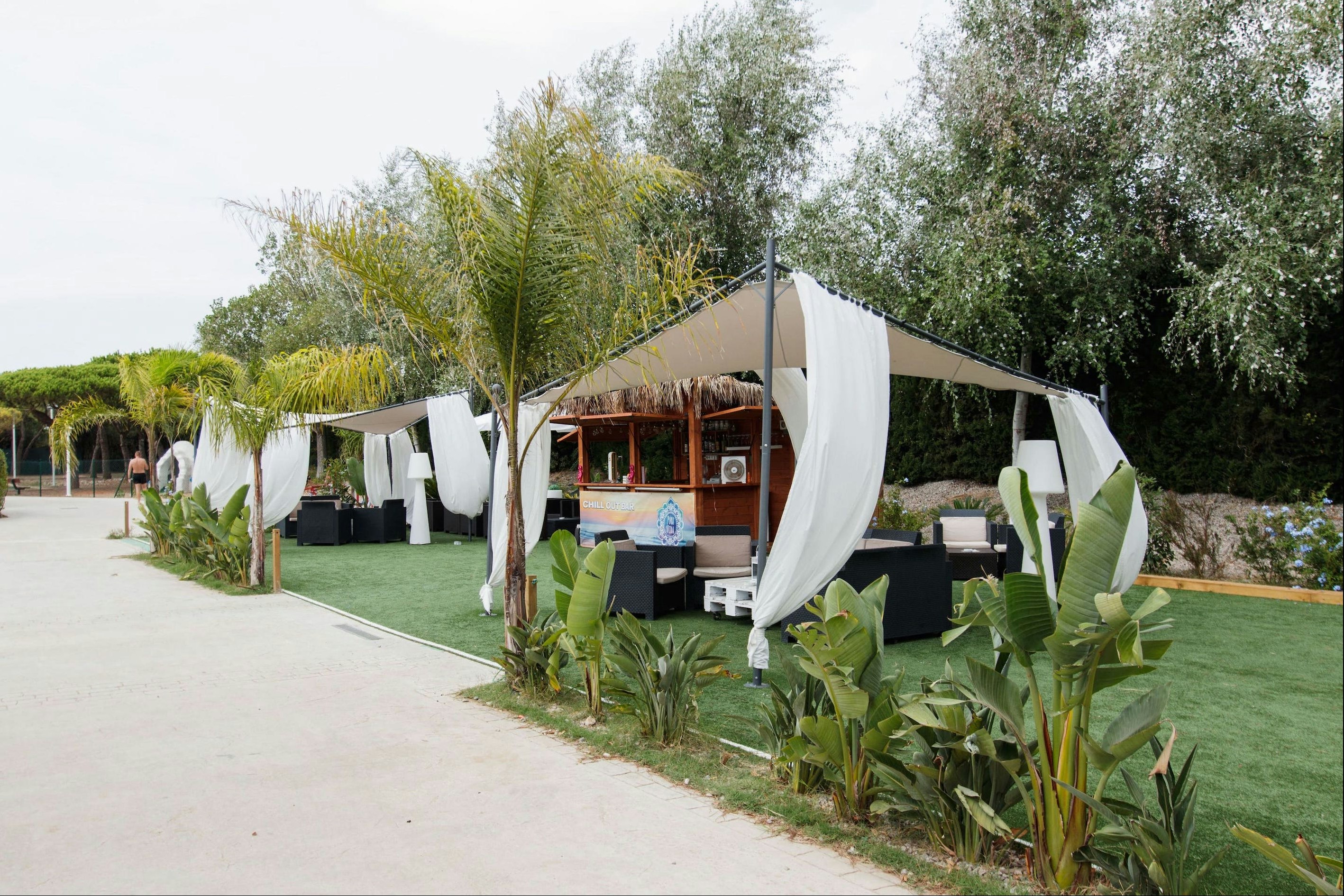 Camping tres Estrellas Barcelona  Camping 3 Estrellas - Loungebereich im Freien